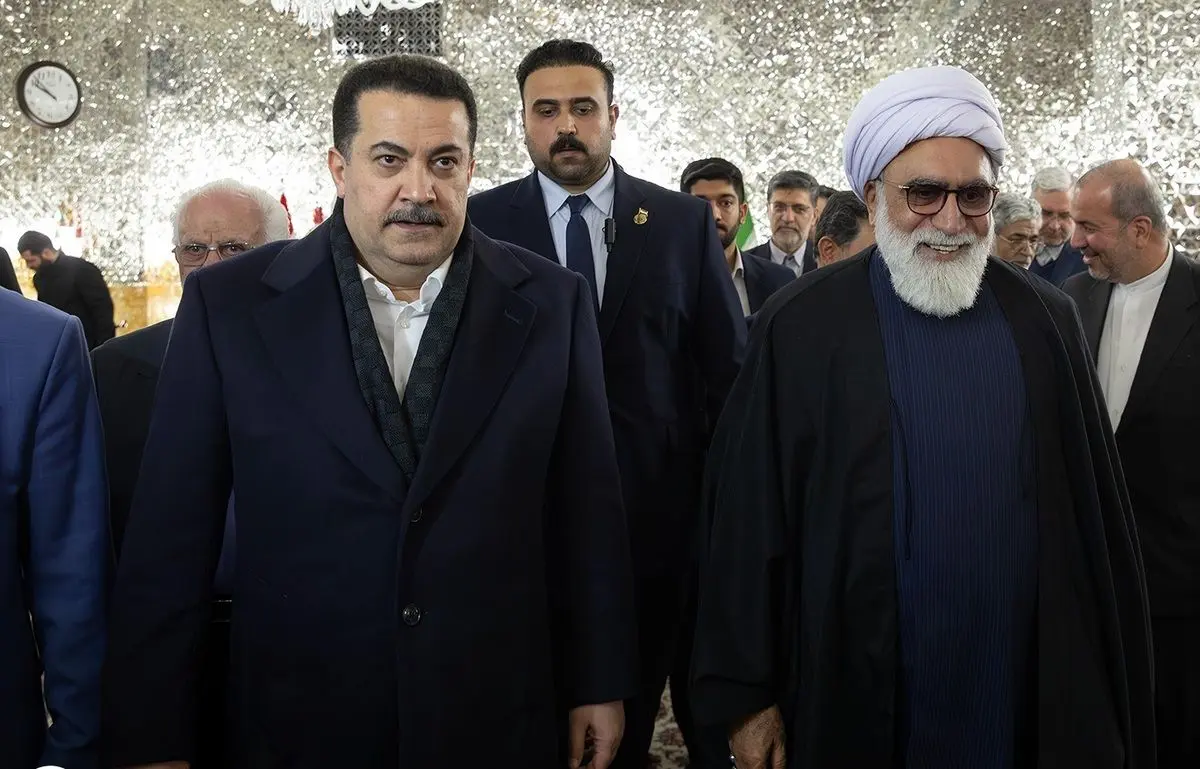 (عکس) هدیه‌ای که در حرم امام رضا(ع) به نخست وزیر عراق داده شد