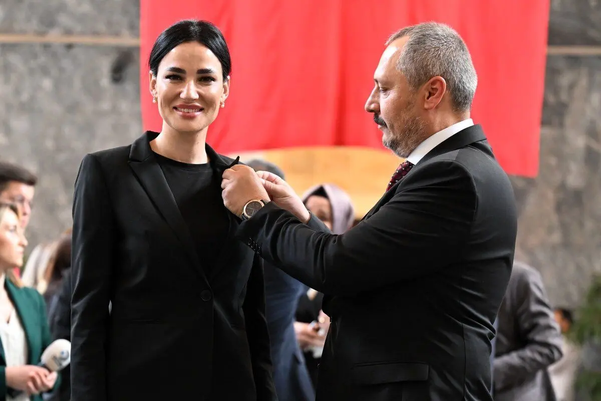 (ویدئو) ساریباش دست اردوغان را بوسید و ۲۰۰ لیر گرفت