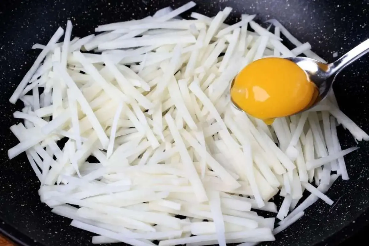 (ویدئو) نحوه پخت دو غذای چینی و سریع با سیب‌زمینی و تخم‌مرغ