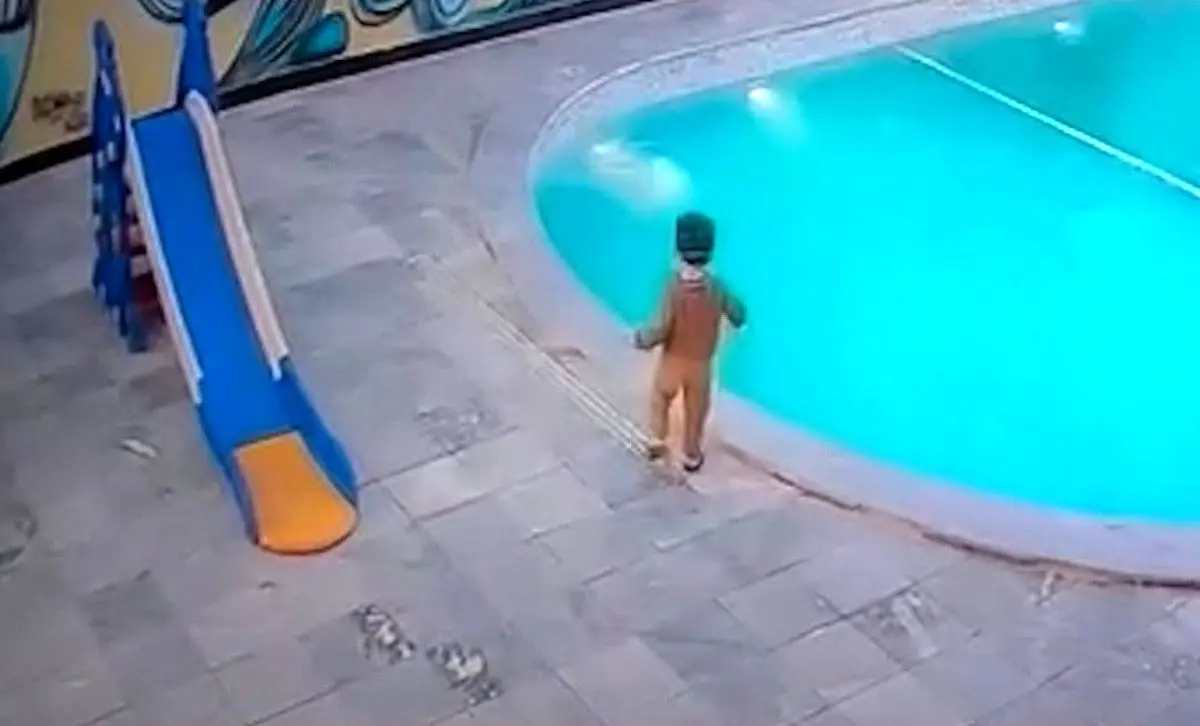 (ویدئو) لحظه نجات نفس‌گیر یک کودک از غرق شدن