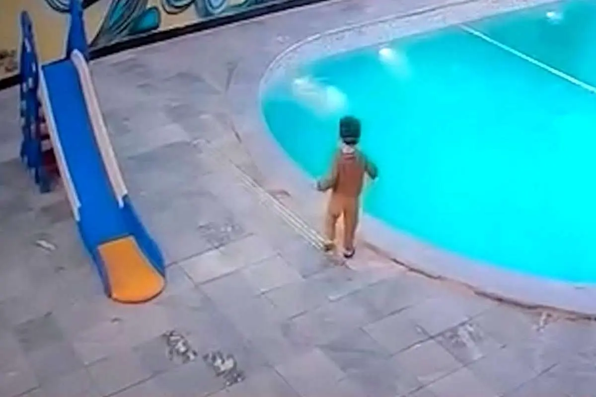 (ویدئو) لحظه نجات نفسگیر یک کودک از غرق شدن
