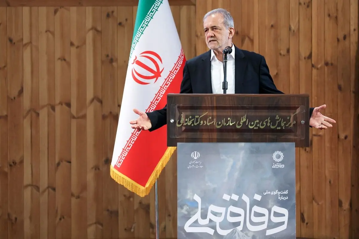 روزنامه اصولگرا: اطرافیان رئیس‌جمهور می‌خواهند از او اپوزیسیون بسازند