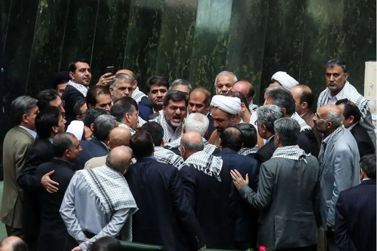 حمله کوچک زاده به دولت؛ راضی نیستم یک قِران از مالیات من خرج لسآنجلسیها شود