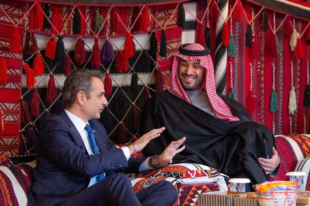 (تصاویر) استقبال بن سلمان از نخستوزیر یونان در اردوی زمستانی العلا
