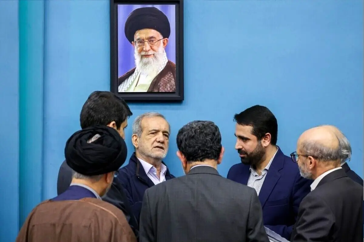 کیهان: دور رئیس‌جمهور و یک وزیر فرهنگی را نفوذی‌ها گرفته‌اند!