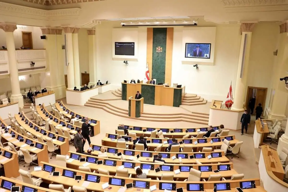 (ویدئو) کتک‌کاری در پارلمان گرجستان، یک نماینده راهی بیمارستان شد
