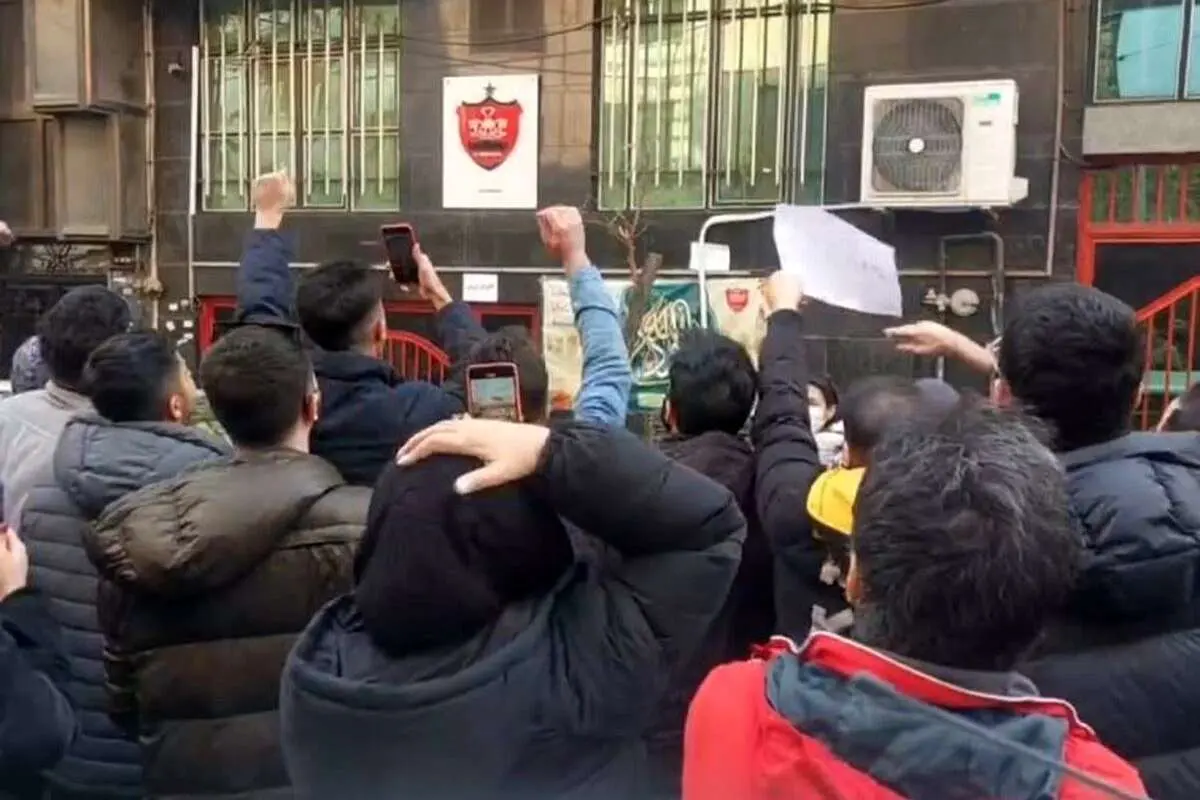 تجمع هواداران پرسپولیس مقابل باشگاه