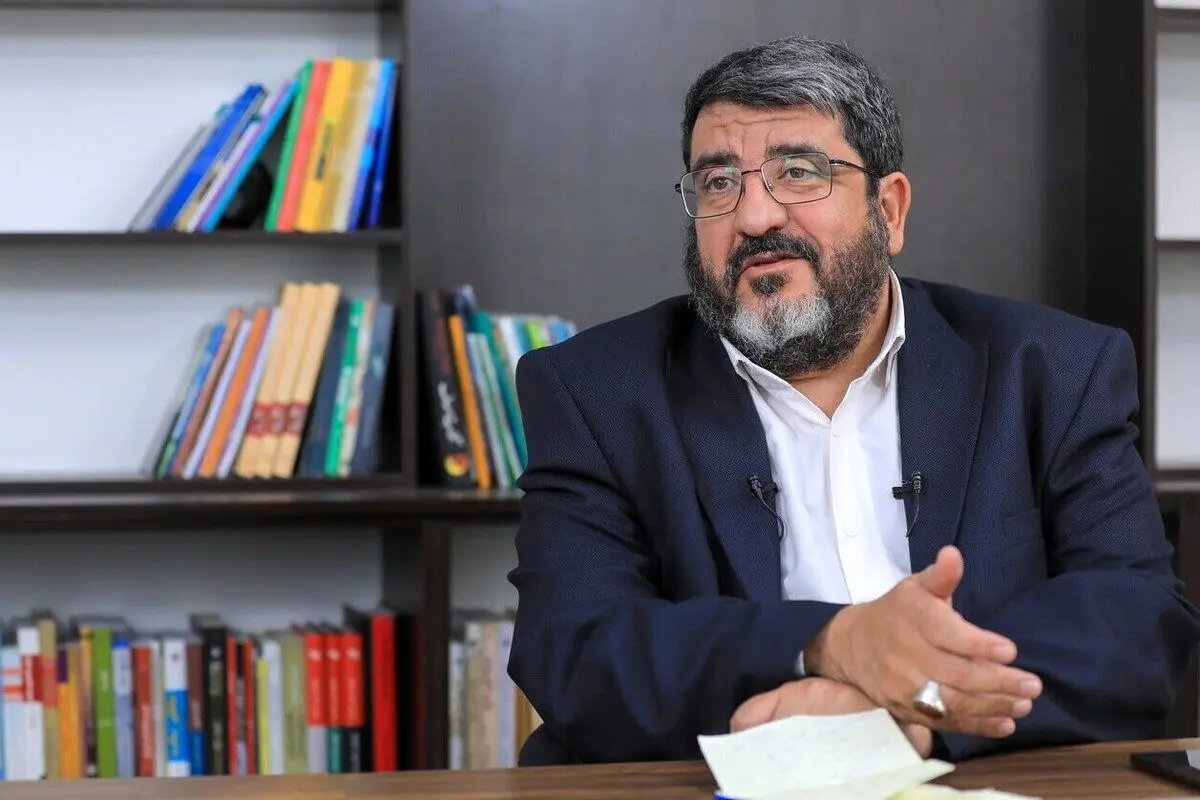 فواد ایزدی فعال سیاسی نزدیک به جلیلی: ناتوانی در مهار آتش سوزی، نشانه افول آمریکا است
