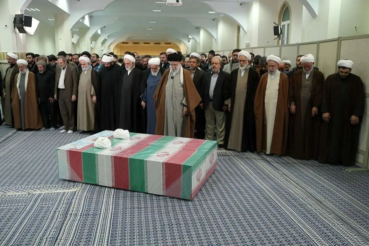 اقامه بر پیکر حججاسلام رازینی و مقیسه توسط رهبر انقلاب