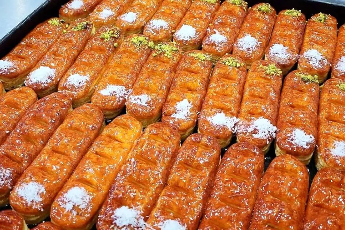 ( ویدئو) مراحل پخت «شیرینی زبان» در یک قنادی در تهران