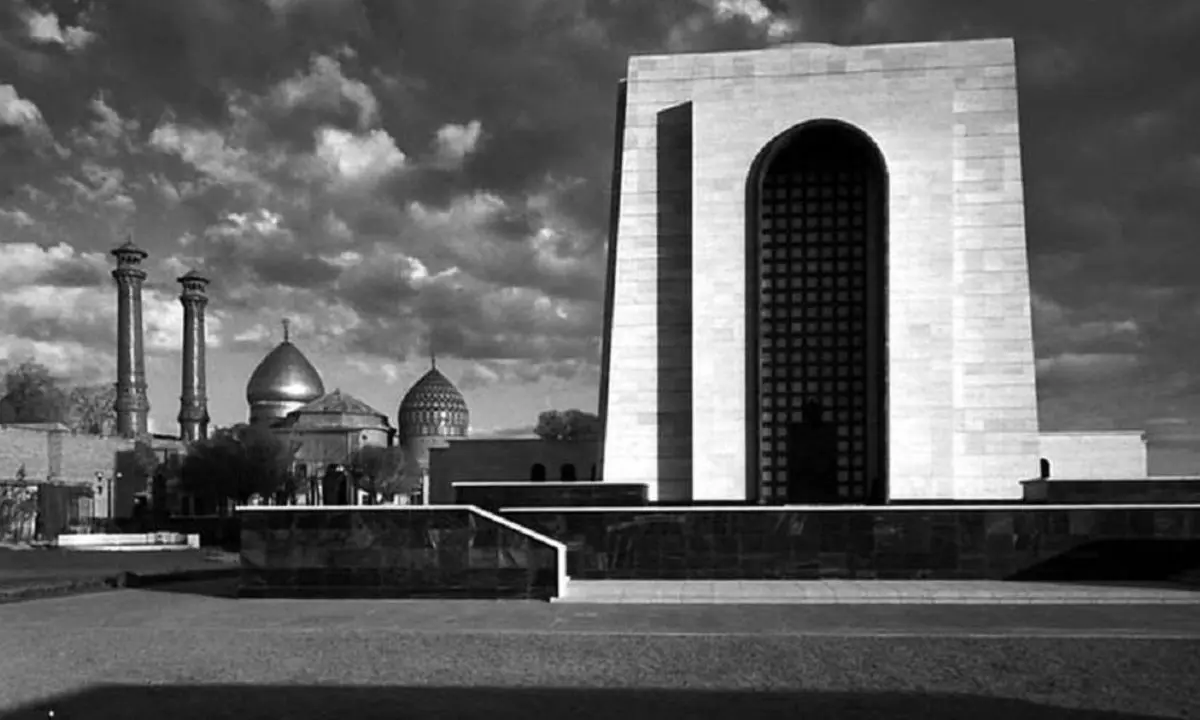 (عکس) «گارد جاویدان مقابل مقبره رضاخان»؛ سال ۴۱