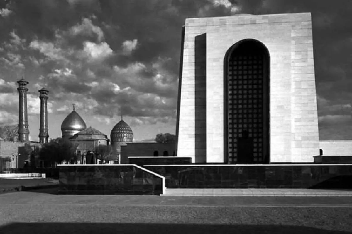 (عکس) «گارد جاویدان مقابل مقبره رضاخان»؛ سال ۴۱