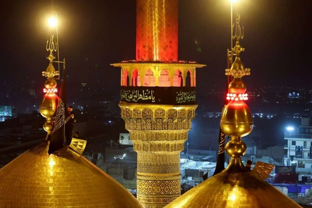 (تصاویر) تعویض پرچم حرم کاظمین در آستانه شهادت امام کاظم(ع)