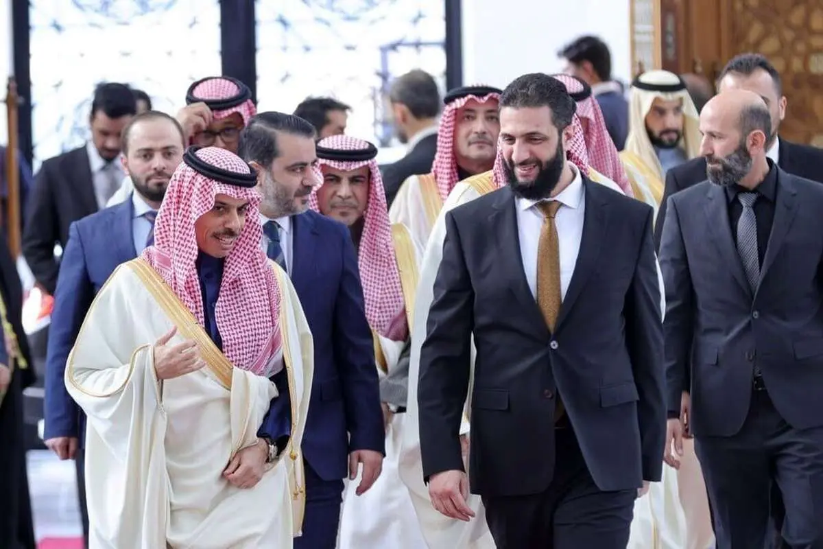 (ویدئو) استقبال جولانی از وزیر خارجه عربستان در کاخ الشعب سوریه