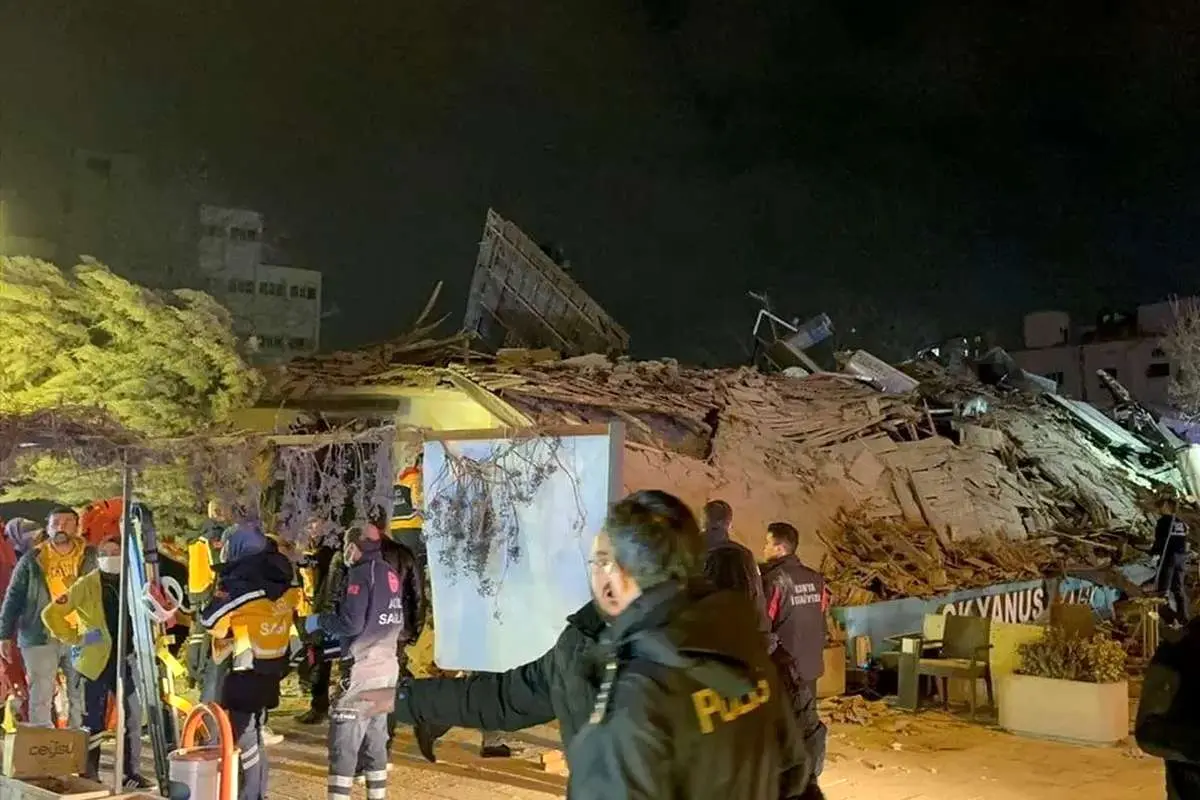 (ویدئو) لحظه وحشتناک فرو ریختن یک ساختمان چهار طبقه