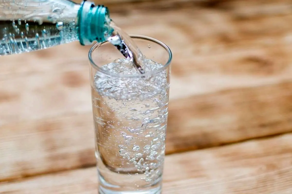 نوشیدن آب گازدار باعث کاهش وزن میشود؟