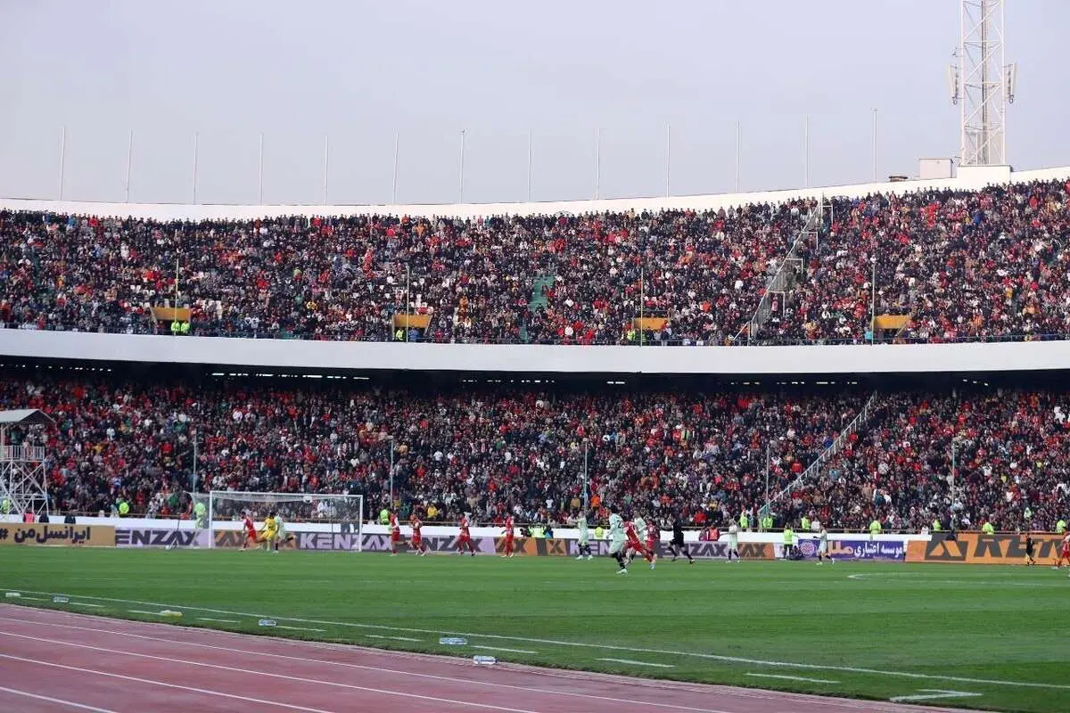 (عکس) خاکانداز نزدیک کرنر پرسپولیس چهکار میکرد؟!