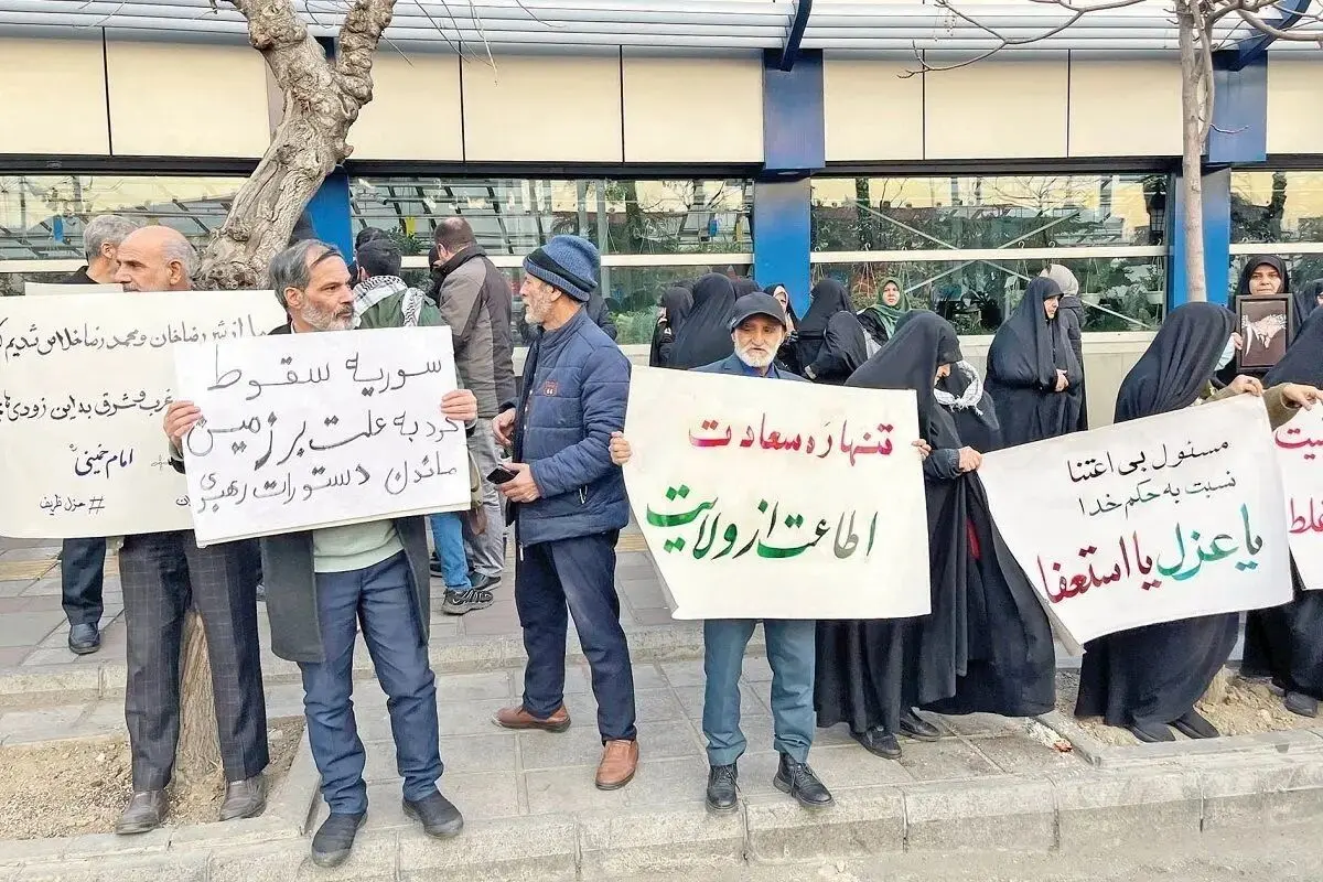 تجمع غیرقانونی پاستور علیه ظریف؛ کفن‌پوشان در خدمت مطامع کاسبان تحریم هستند
