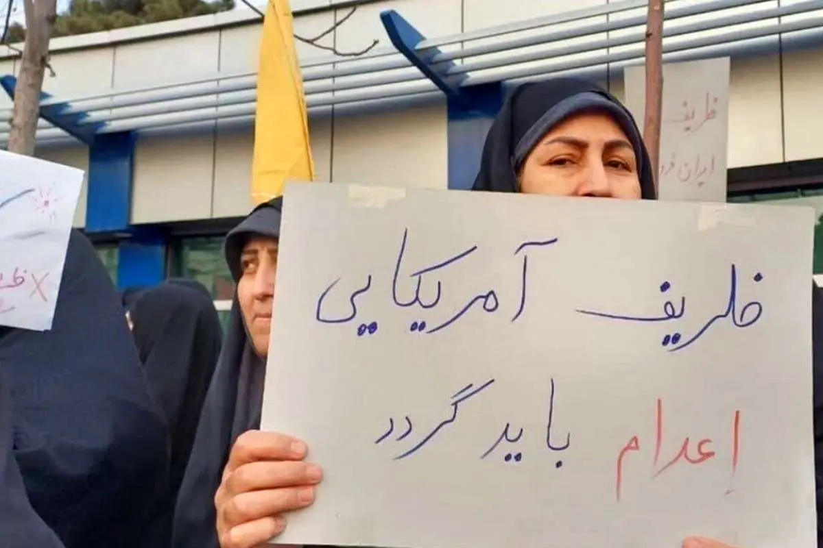 انتقاد روزنامه اصولگرا از حملات اخیر به ظریف: چه شده که شعار مرگ بر این و آن را مثل نقلونبات خرج میکنید؟