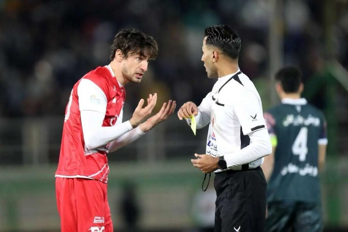محرومیت داور بازی ذوبآهن-پرسپولیس به دلیل عدم اعلام پنالتی