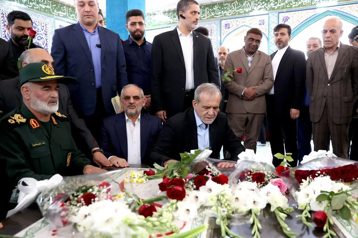 ادای احترام رئیس‌جمهور به مقام والای شهدای دفاع مقدس