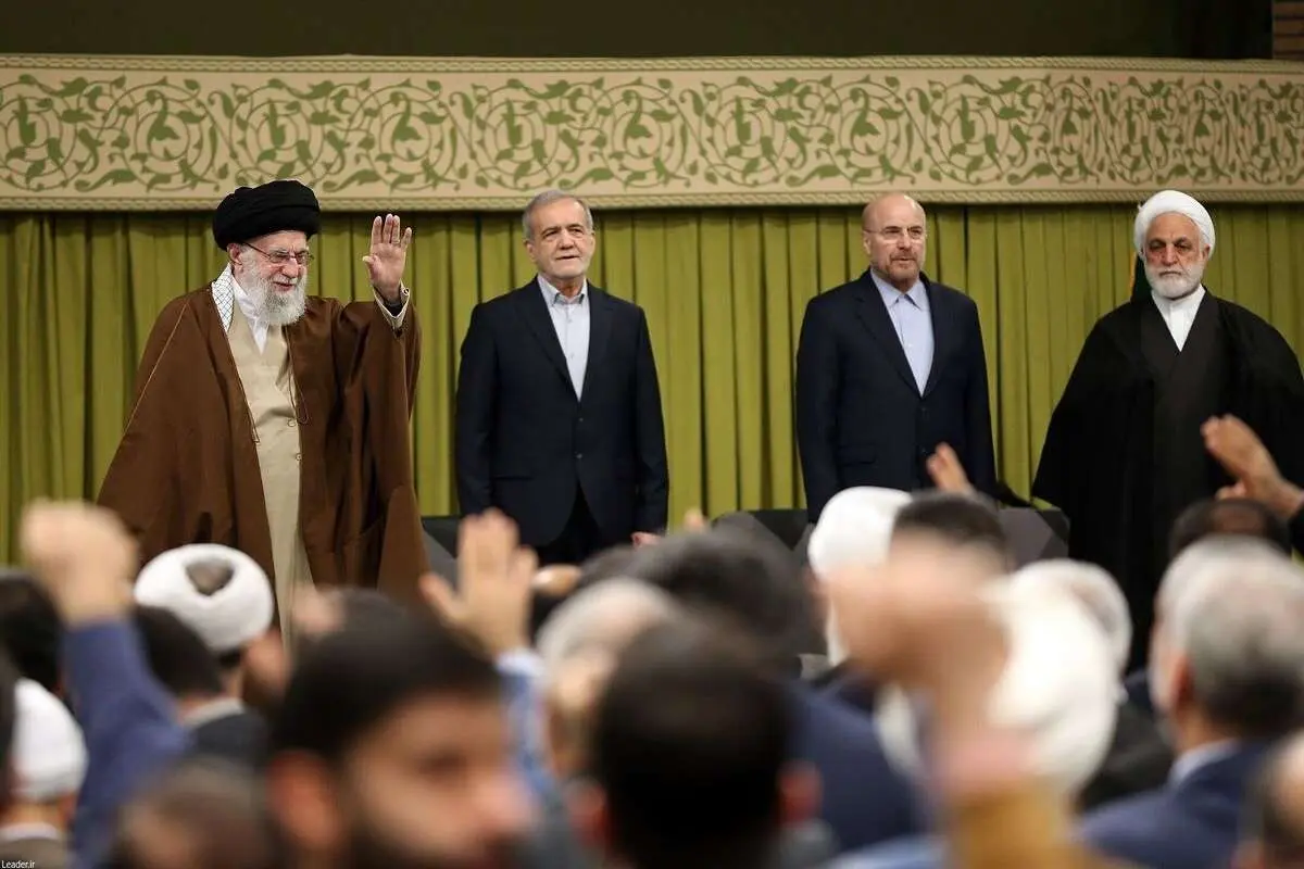 (عکس) سخنگوی دولت در بیت رهبری به همراه یک کودک سوژه عکاسان شد