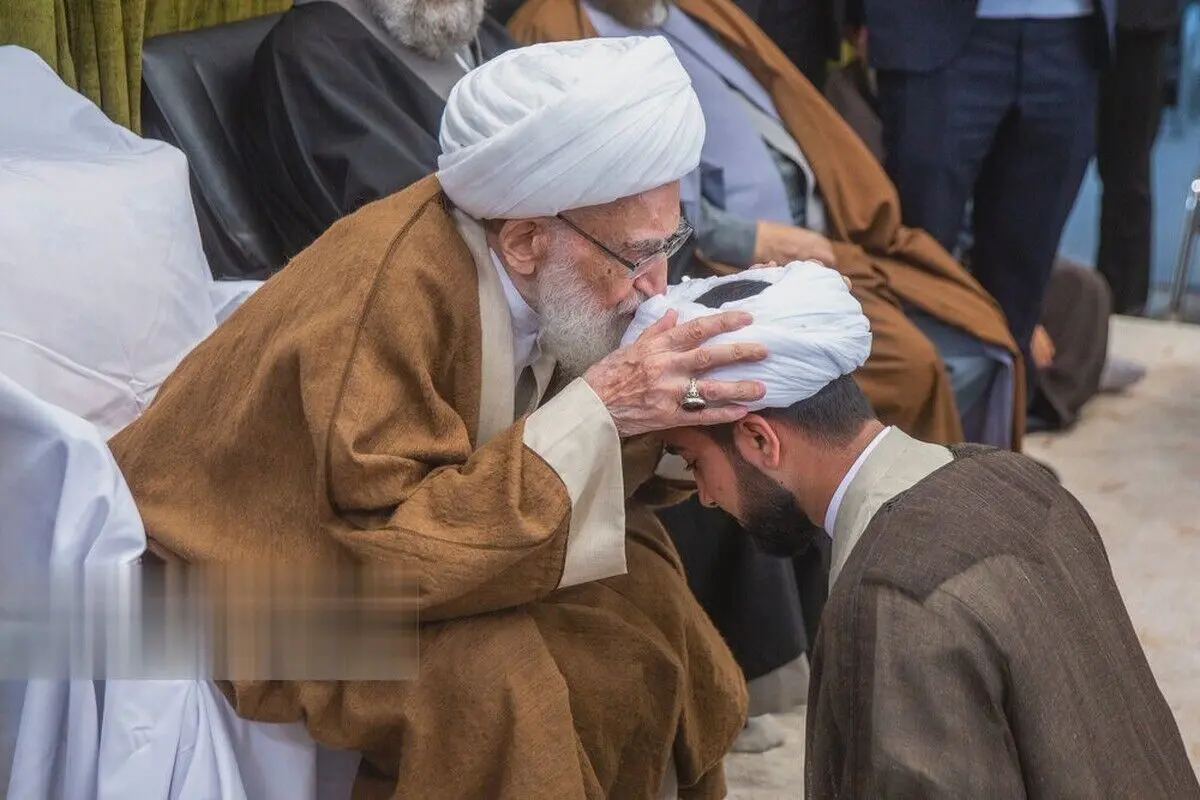 (تصاویر) عمامه گذاری طلاب حوزه‌های علمیه توسط مراجع تقلید