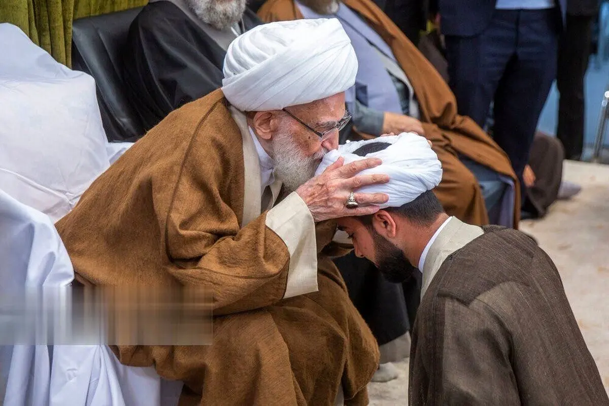 (تصاویر) عمامه گذاری طلاب حوزه‌های علمیه توسط مراجع تقلید