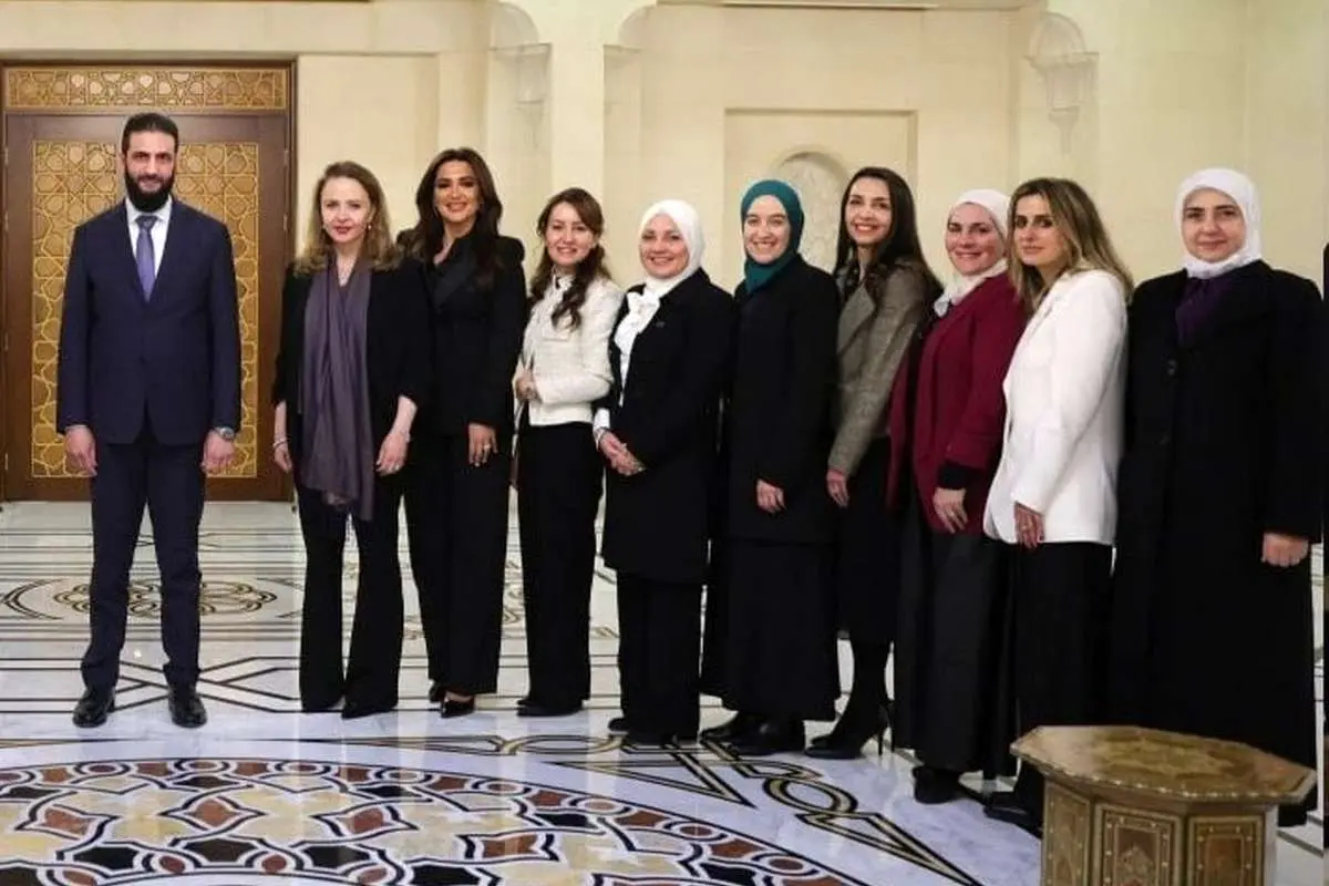(عکس) اولین تصویر از همسر جولانی در یک دیدار عمومی