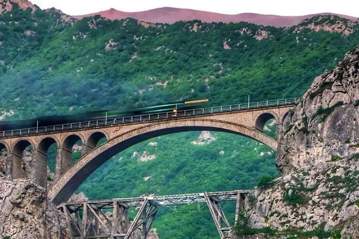 ریزش سنگ بر روی خط ریلی سوادکوه؛ قطار خسارت دید