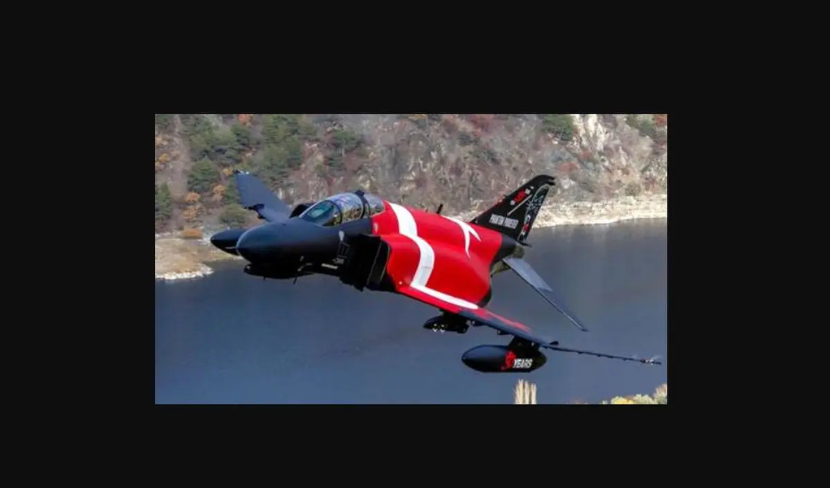 (عکس) جنگنده  F-4  "فانتوم" با پرچم بزرگ ترکیه