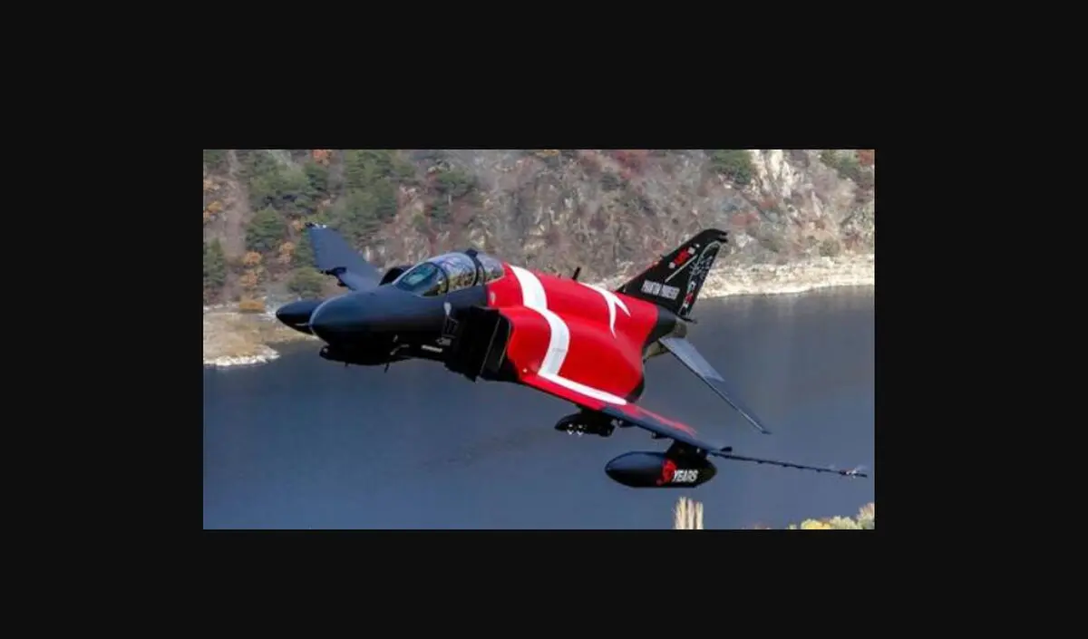 (عکس) جنگنده  F-4  "فانتوم" با پرچم بزرگ ترکیه
