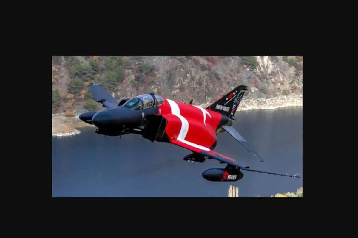 (عکس) جنگنده F-4 "فانتوم" با پرچم بزرگ ترکیه