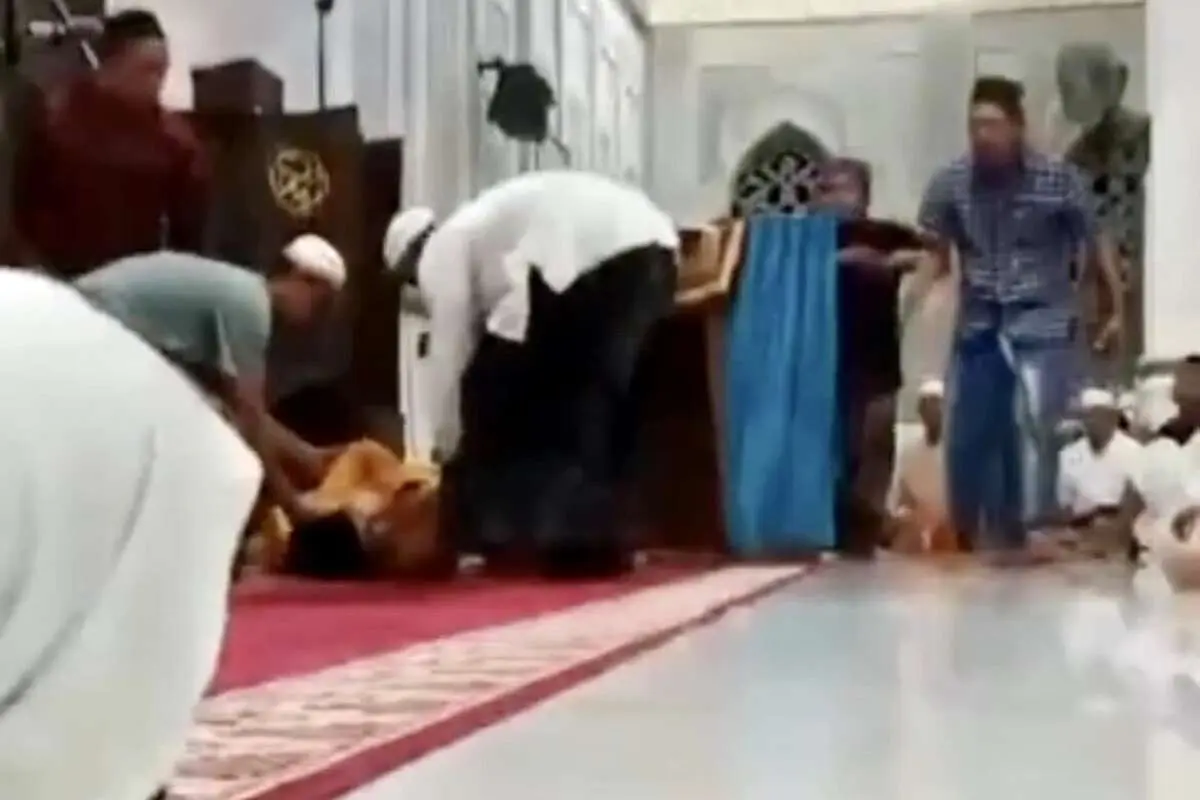 (ویدیو) لحظه فوت امام جماعت یک مسجد هنگام تلاوت قرآن