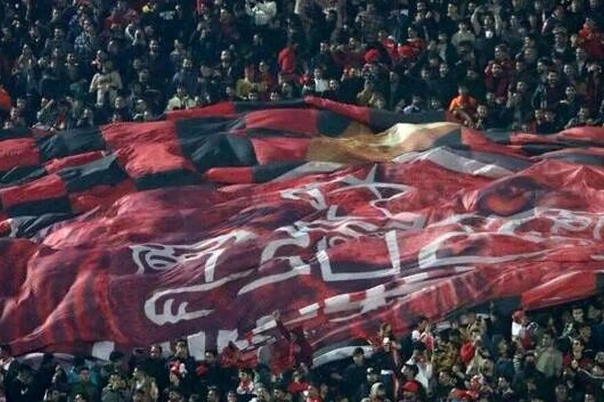 (ویدیو) آتیشزدن پرچم پرسپولیس توسط هواداران تراکتور!