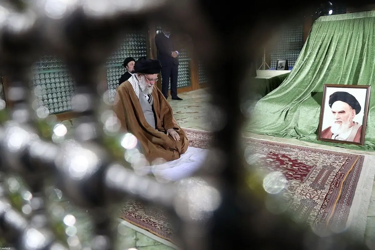 (عکس) فاتحه خوانی رهبر انقلاب بر سر مزار آیت‌الله هاشمی