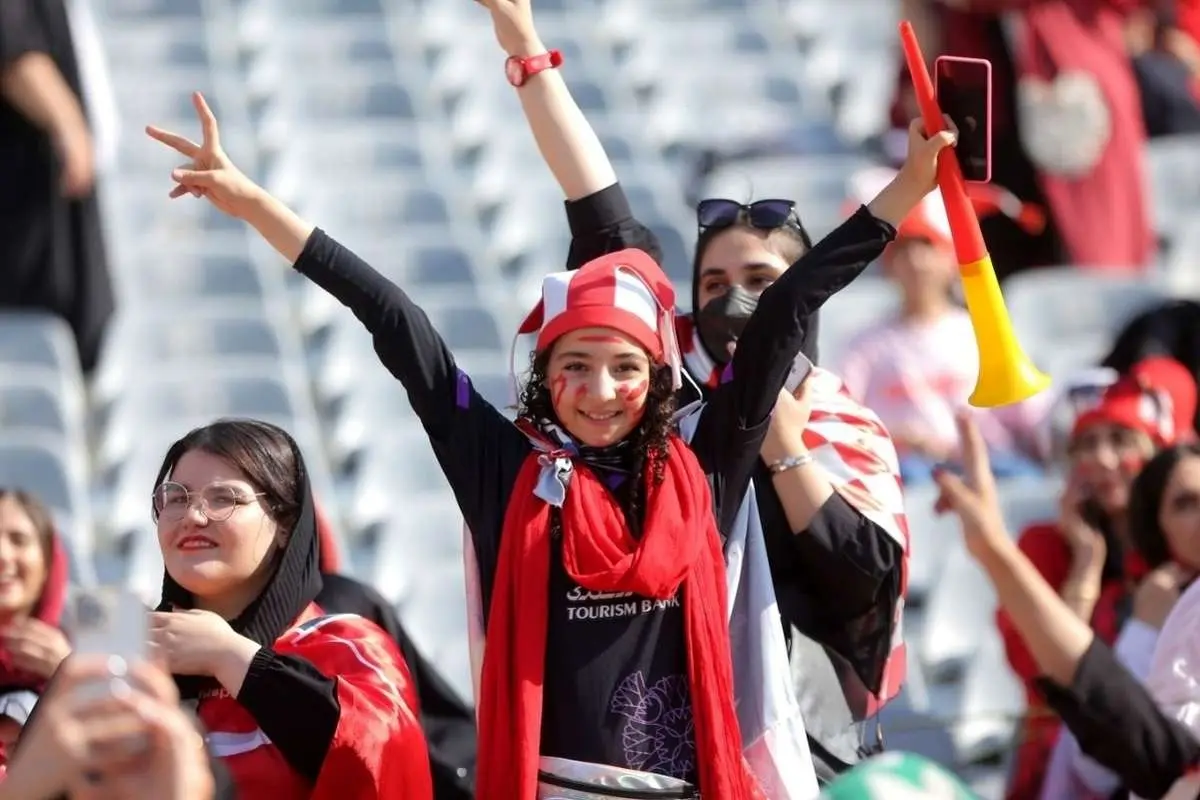 انتقاد تند کیهان از حضور زنان در ورزشگاهها: زنان هم از رقابت با بیاخلاقی تماشاگران آقا جا نماندند