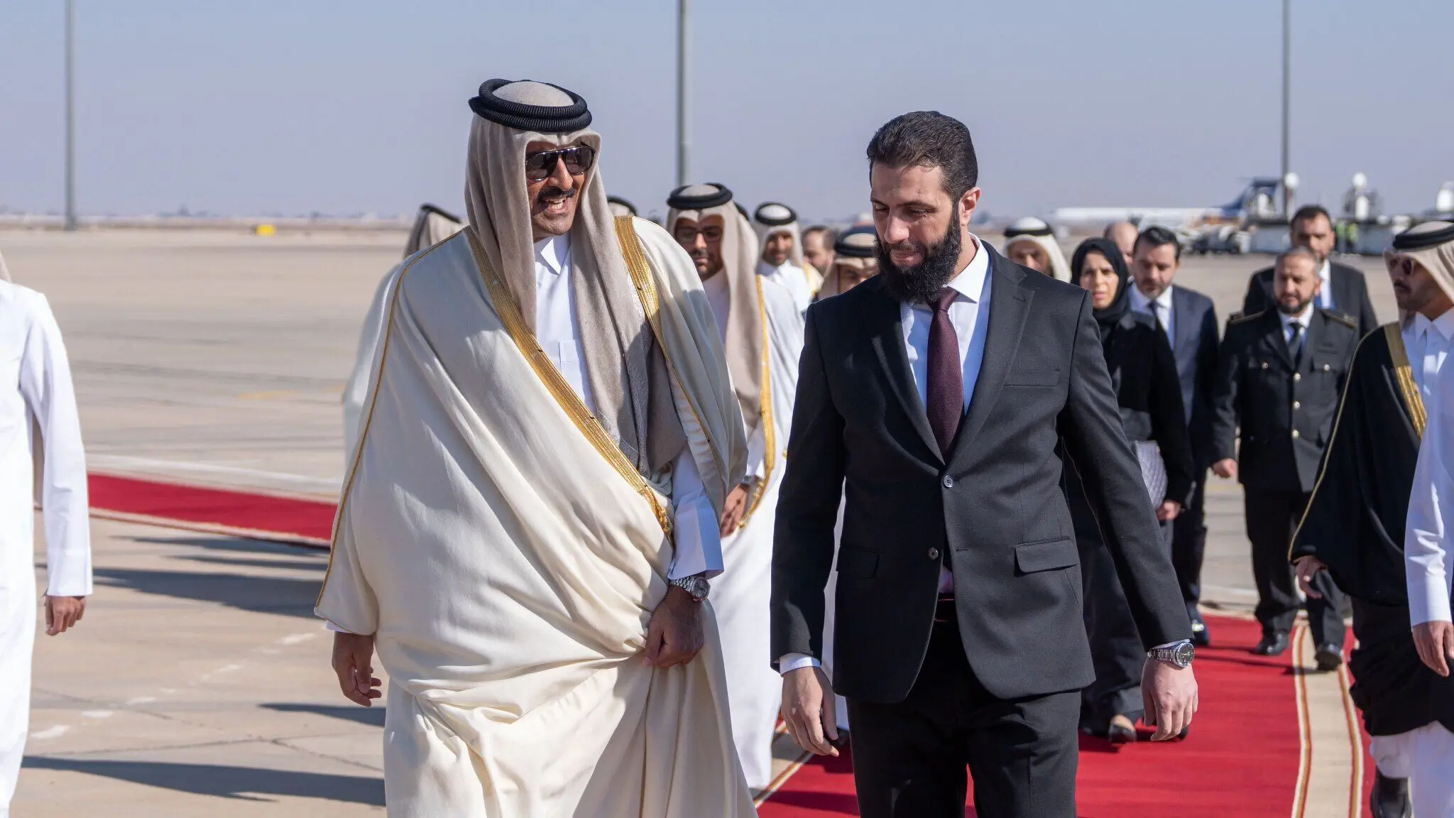 (عکس) امیر قطر با استقبال جولانی وارد دمشق شد