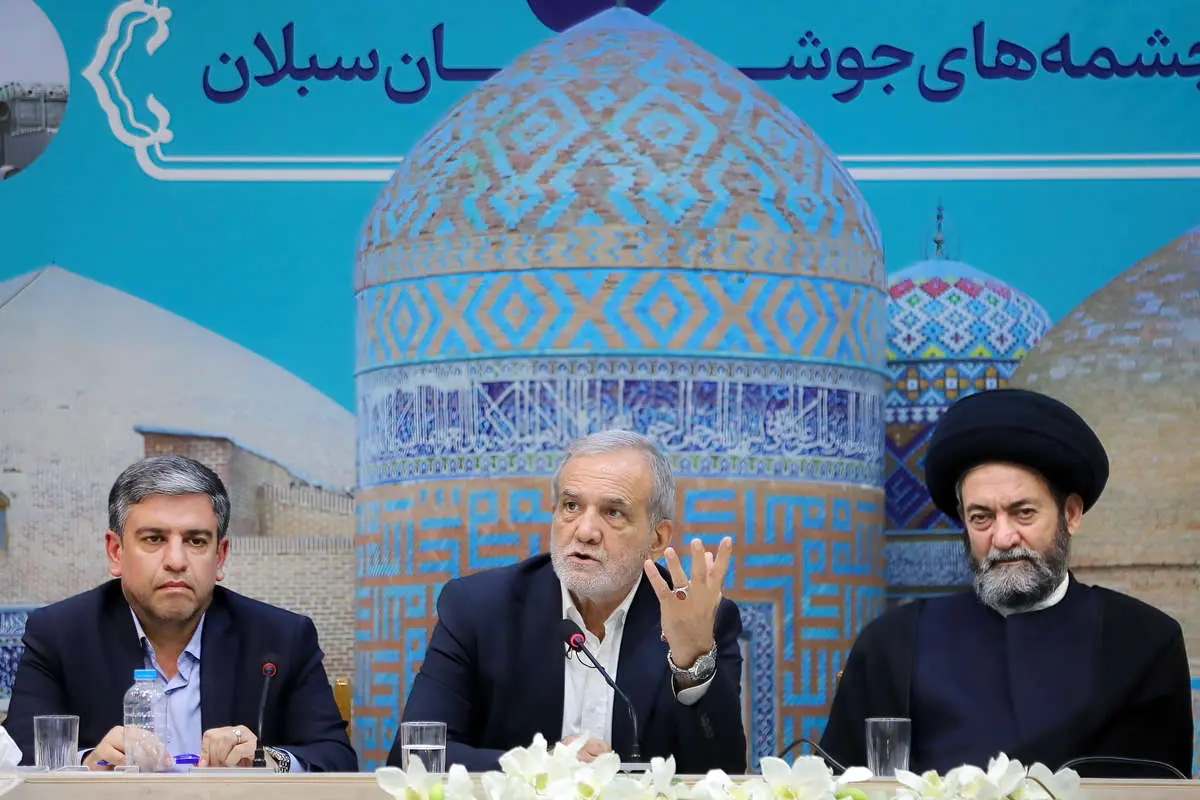 انتقاد تند روزنامه اصولگرا از پزشکیان: حرف‌هایتان فقط بیان ضعف‌هاست 