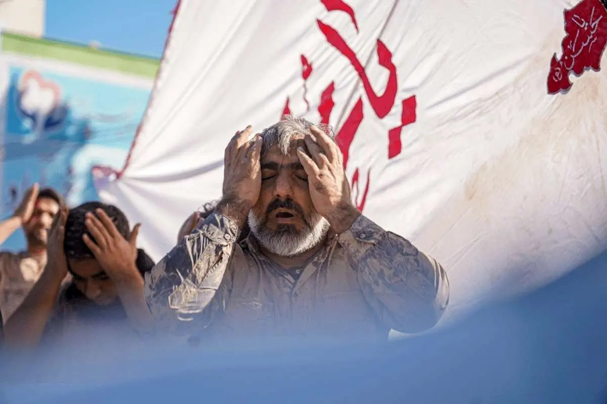 تصاویر؛ گِل‌مالی خرم‌آبادی‌ها در سوگ فاطمی