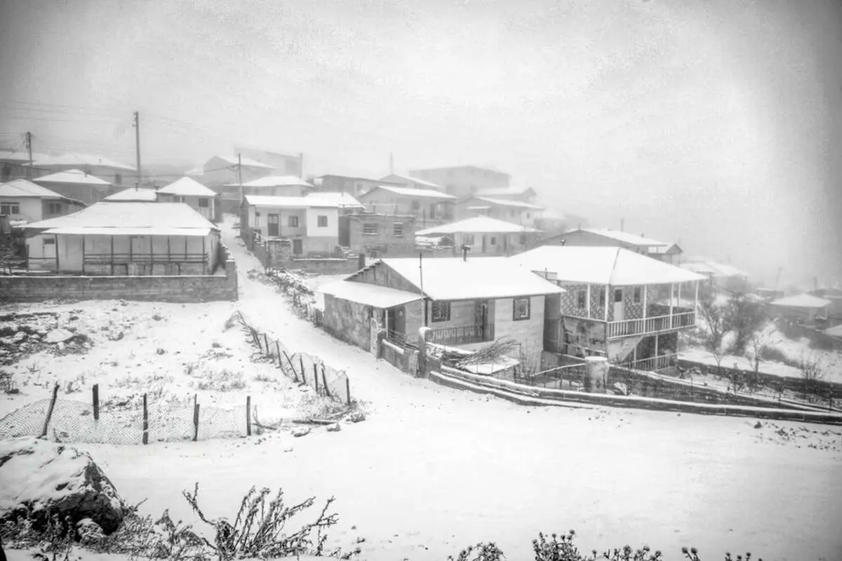 تصاویر؛ بارش برف پاییزی در روستاهای کوهستانی سوادکوه
