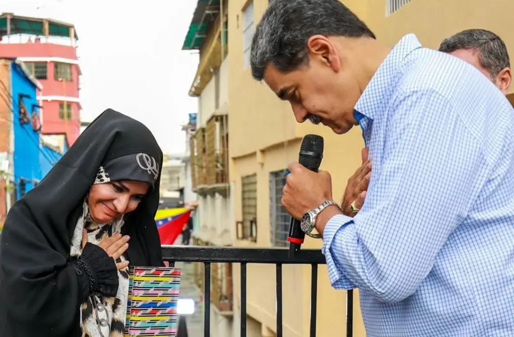 ببینید؛ سحر امامی از دست نیکلاس مادورو جایزه گرفت