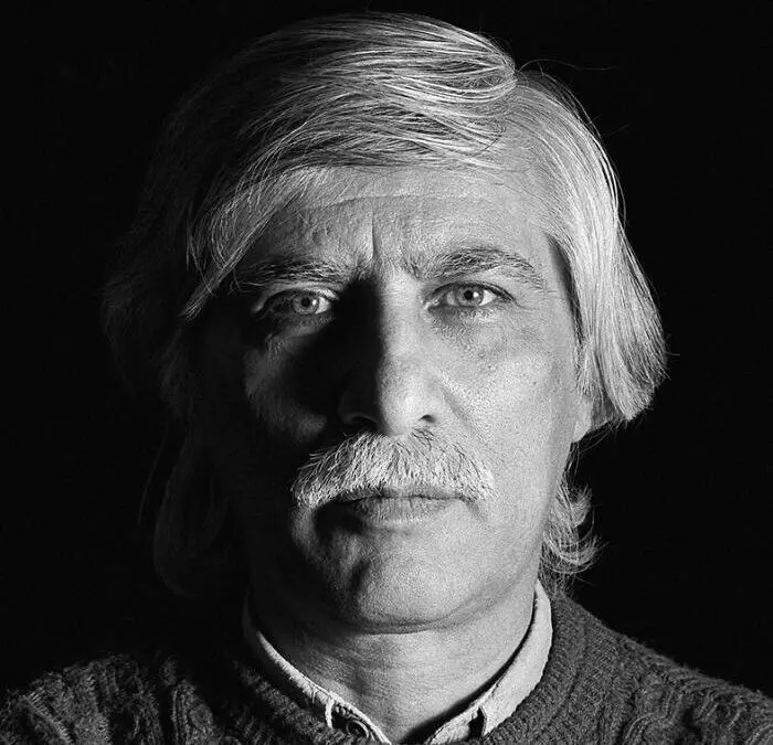  تصویری که بر روی مزار بهرام بیضایی نصب شد 