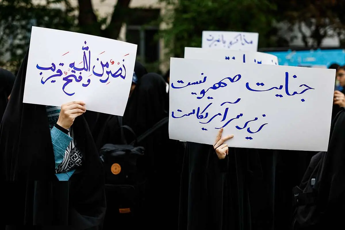 تصاویر؛ گرامیداشت شهید یمنی در امیرکبیر با دست‌نوشته‌هایی علیه مذاکره