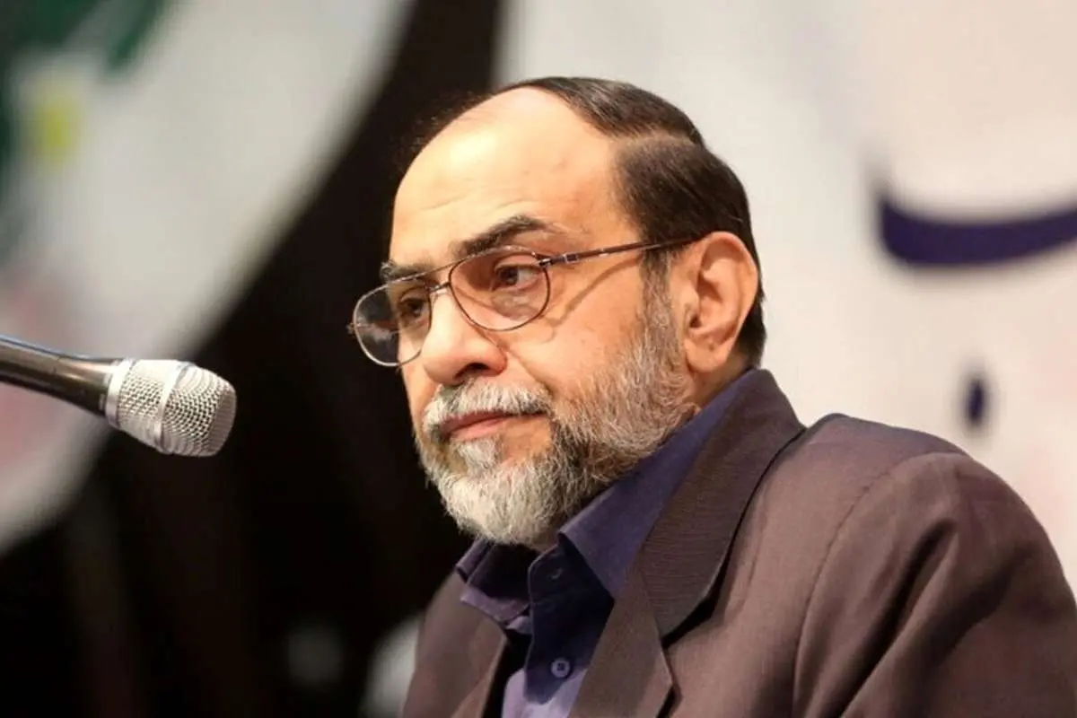 توهین رحیم پور ازغدی با استناد به یک خبر جعلی: ترامپ محل دقیق بوسه را مشخص کرد