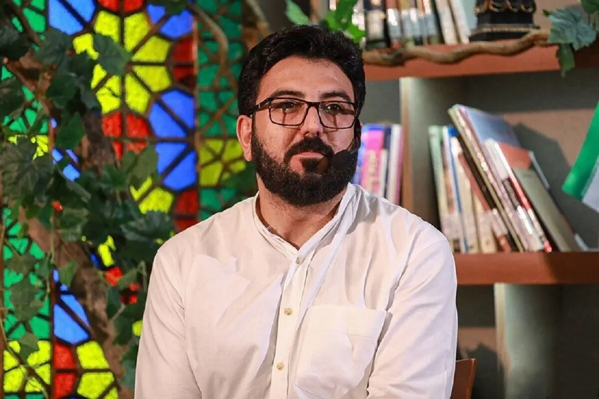 ببینید؛ تقلید صدای الهی قمشه‌ای در حضور جناب خان