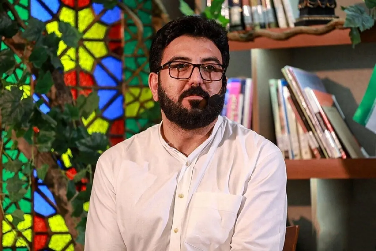 ببینید؛ تقلید صدای الهی قمشه‌ای در حضور جناب خان