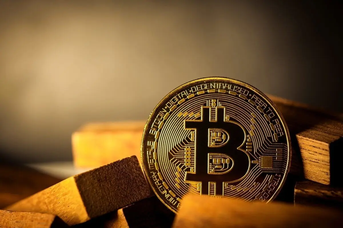 قیمت ارز‌های دیجیتال امروز یکشنبه ۲۴ فروردین؛ بیت‌کوین روی قله هفت‌روزه ایستاد
