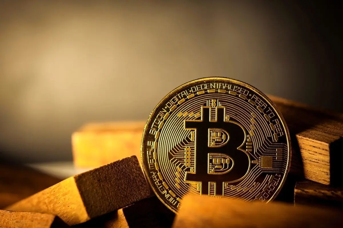 قیمت ارز‌های دیجیتال امروز یکشنبه ۲۴ فروردین؛ بیت‌کوین روی قله هفت‌روزه ایستاد