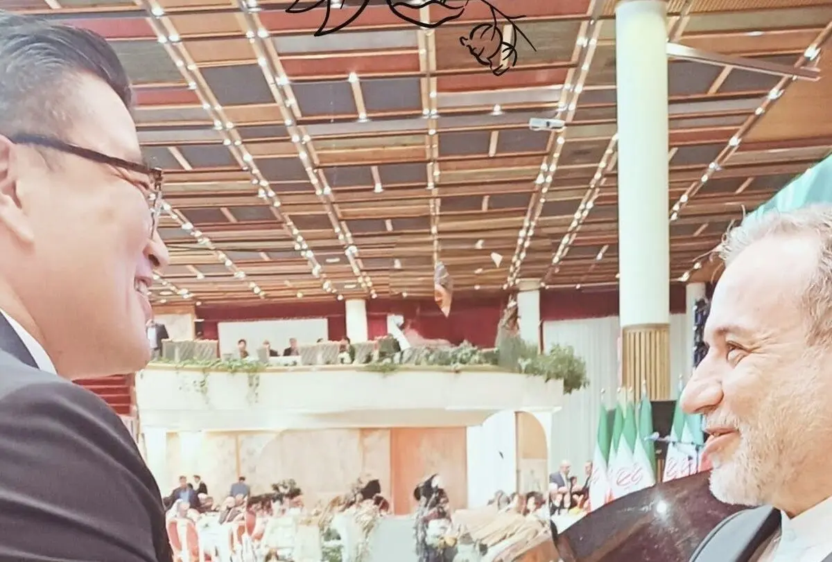 ببینید؛ سفیر کره «پرسون، پرسون» را در حضور عراقچی اجرا کرد